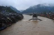 鳳凰古城——屹立于狂風暴雨中的建筑藝術